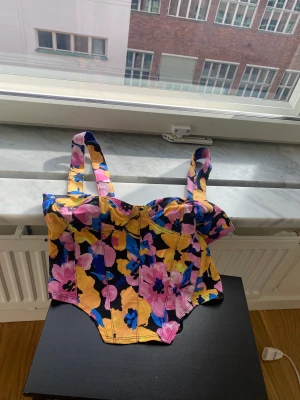 Topp hm  - Nu säljer jag den här jätte fina blommiga toppen från hm! Den är som ny. 🌸Säljer på grund av lite användning. Om ni vill ha fler bilder är det bara att höra av sig! 