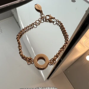 Guldigt armband - Fint armband i guld från goddess aldrig använt❤️❤️