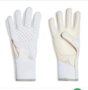 Adidas predator pro målvaktshandskar - Helt nya Adidas predator pro målvaktshandskar. Köpta från unisport för nån månad sen för 1400 kr. Har inte använt dom nån gång och dom är fortfarande inplastade.  Storlek 8.5. Dm för mer info/ bilder om önskas