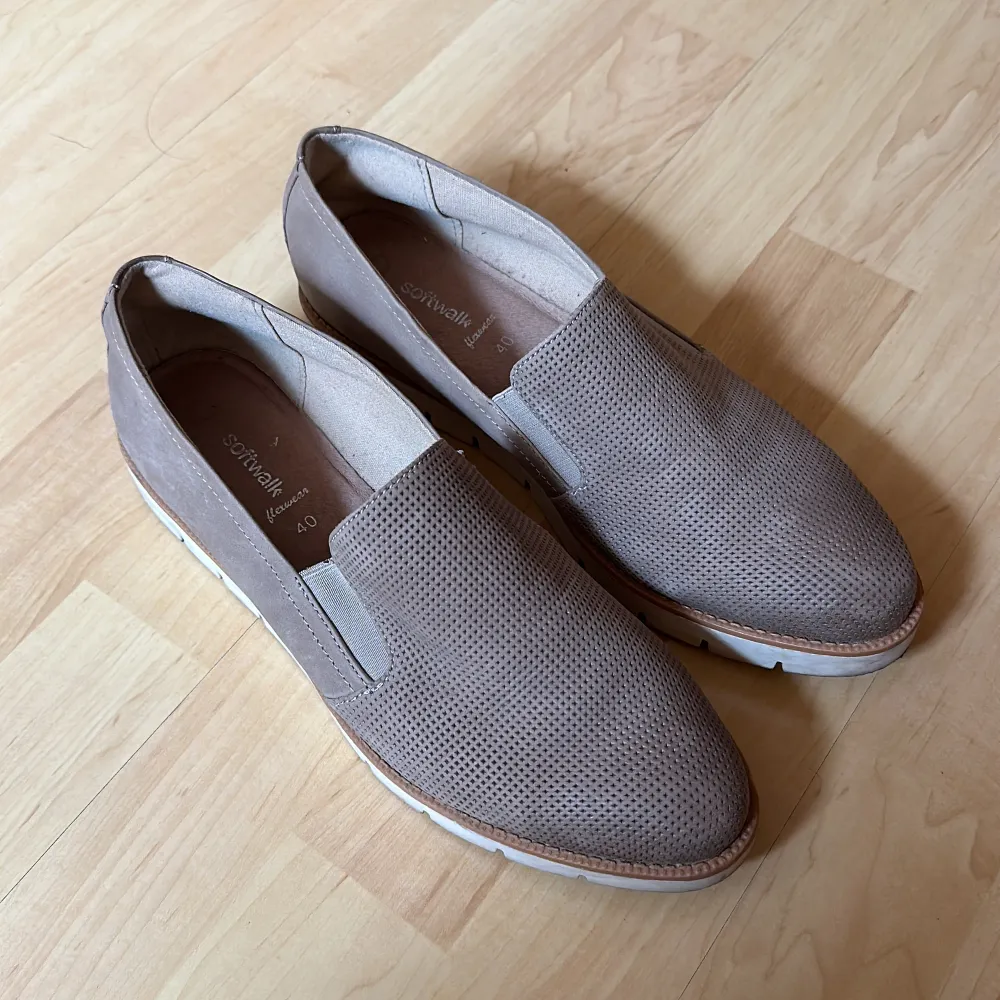 Skor från Softwalk, använda men har mer att ge. Färgen är en blandning av grå och beige skulle jag säga. . Skor.