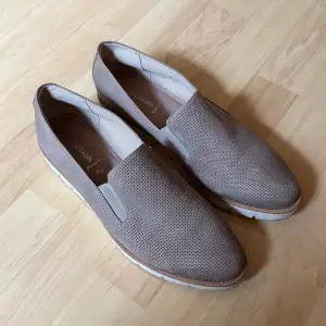 Skor från Softwalk, använda men har mer att ge. Färgen är en blandning av grå och beige skulle jag säga. 