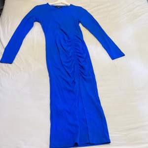 En marinblå klänning som sitter jätte fint på. Passar storlek S och M