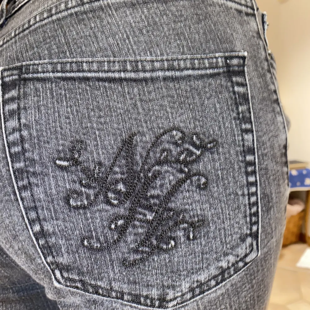 Skitsnygga retro jeans från Newhouse, i bra skick från min mormor så dessa är unika!! Snygg logga på ena bakfickan. Säljer då de är lite korta för mig. Nya jeans kostar uppemot 2000kr och säljer dessa för 500kr+frakt! (Jag är 165 och brukar ha S/M). Jeans & Byxor.