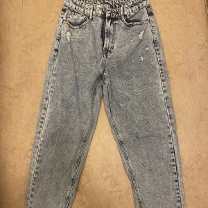 Oanvända jeans - Enbart testade jeans. Säljes då dom är för små och jag orkade inte skicka tillbaka dom. Cool tvätt och snygga/slitna detaljer vid fötterna. 