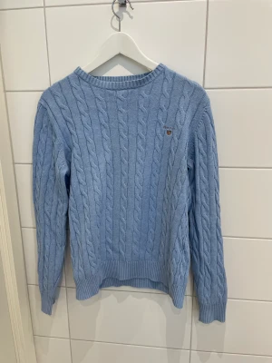 Gant ribbstickad tröja - Fet ribbstickad tröja från Gant. Storlek S. Skick 8.5/10. Nypris 1300 kr. Mitt pris: 400 Pris kan diskuteras vid snabb affär. Hör av er vid frågor💸🤙