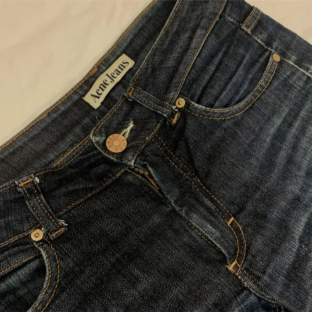 Ett par jeans från acne som tyvärr inte passar mig :( . Använt men bra skick. Kom gärna med prisförslag 💕. Jeans & Byxor.
