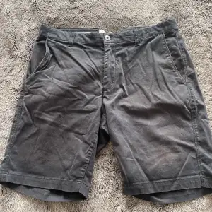Svarta chinos shorts från paperdenim&cloth. Storlek 33, bra skick!