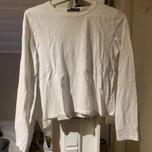 Säljer denna långärmade vita tröjan från Zara, använd fåtal ggr så väldigt bra skick. (Behövs dock strykas) 