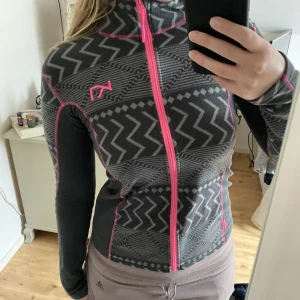 Fleece Kari traa - Mönstrad fleece från Kari Traa. 