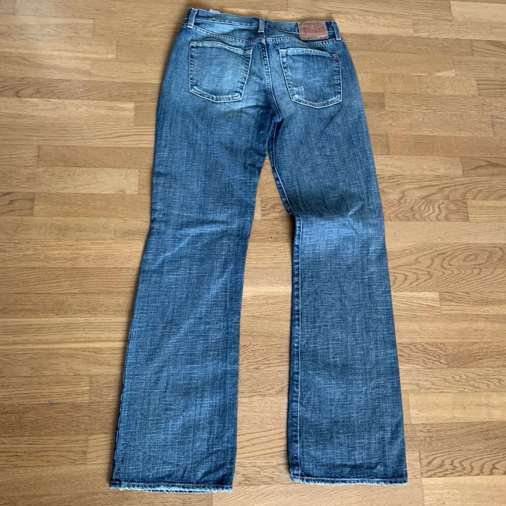 As snygga jeans som tyvärr är för små för mig, mycket bra skick och knappt använda💞. Jeans & Byxor.