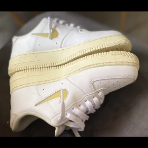 Nike Air force  strl 39  - Fina Nike endast Använda ngr ggr. Strl 39  Passa på!!! -FRI FRAKT FRAM TILL SÖNDAG KVÄLL🤩👏👏 