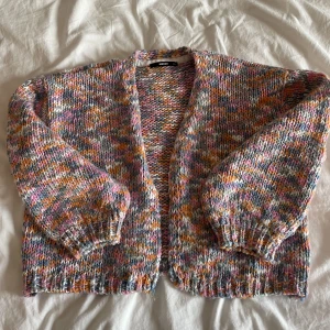 Stickad kofta - Jättemysig och varm stickad kofta i fint skick! Perfekt nu till hösten🤎