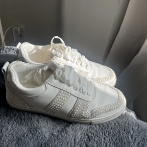 Söta skor! - Vita sneakers med siden band och glitter detaljer från Zalando!💕 Knappt använda pga för breda för mig! 