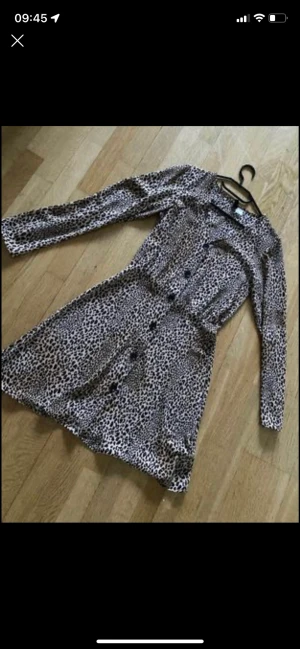 Klänning med lång arm  - NY  Strl S  H&M Perfekt till hösten tyvärr för stor för mig FRI FRAKT FRAM TILL SÖNDAG KVÄLL🤩👏👏   