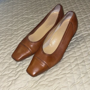 Läder klackar  - Klackarna är i ett bra skick då de har använts fåtal gånger på grund av att de är för stora för mig. Skulle säga att de är en storlek 36 även om det står 35 då jag själv har 35💓