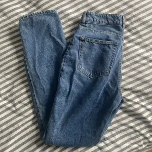Säljer dessa sköna blåa jeans från H&M. Storlek 36. 