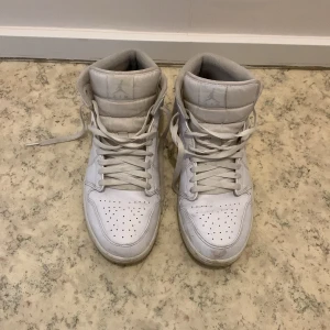 Nike Air Jordan 1 Mid  - Storlek 45 US11  Använt dem ett par gånger genom åren, men är inte i behov längre då jag har ett par nya. Ny pris idag 1400kr säljer för 500 eller bästa bud. Behöver snabb rengöring  