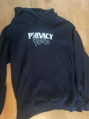Oversized svart hoodie🖤 - Oversized svart hoodie från Junkyard med tryck "Privacy Please". Använd några gånger, bra skick. Lapparna bortklippta, passar som en M/L. Kan skicka mått vid behov 🫶🏻 Nypris ca 700kr