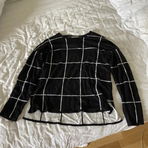 Tröja  - Svart tröja med vita ränder. Inga defekter. 🤩Är i storlek large men passar super på en M.