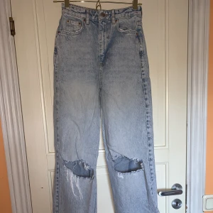 Lightwash jeans - Fint skick, sitter bra och bekväma. Utsvängda ben, högmidjade, hål på knäna. 