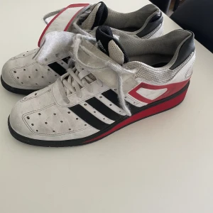 Tyngdlyftningsskor adidas storlek 44 - lyftarskor från Adidas. De är i bra skick, även om de har använts mycket. Storlek 44. Mitt pris  300 kr,orginalpriset är 1350 kr. 