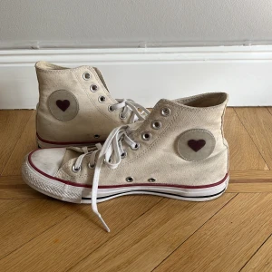 Höga converse  - Säljer mina gamla converse då dem knappt har kommit till användning. De har hjärtdetaljer på sig vilket jag aldrig sett innan som är så sött💗 Nypris: lite osäker men runt 1000-lappen Möts endast upp🫶🏼