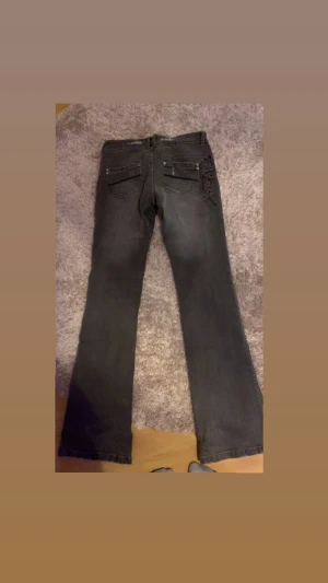  lågmidjade jeans - Trendiga lågmidjade jeans. Jag vill sälja dessa för jag inte har nån användning ti det och använder knappat det. Köpte för 700 och säljer för 400 men vi kan snacka pris också. 