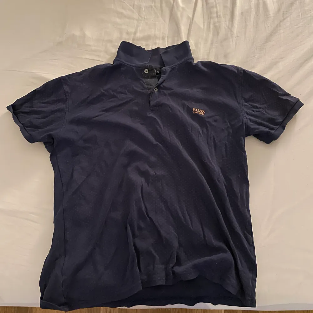 En Hugo Boss tröja i strl XXL (fast passar mest XL). Färgen är mörk blå/nästan lilla . Skjortor.