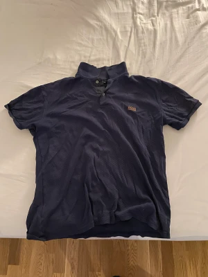 Hugo Boss tröja - En Hugo Boss tröja i strl XXL (fast passar mest XL). Färgen är mörk blå/nästan lilla 