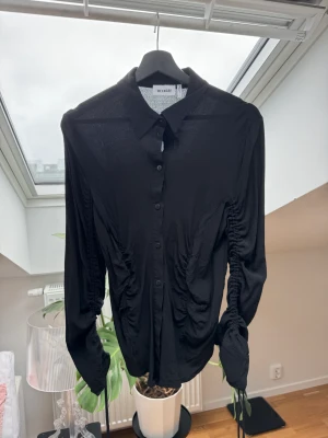 Weekday skjorta geo - Aldrig använd snygg skjorta med detaljer på ärmar fram och bak  Storlek L men passar också M 