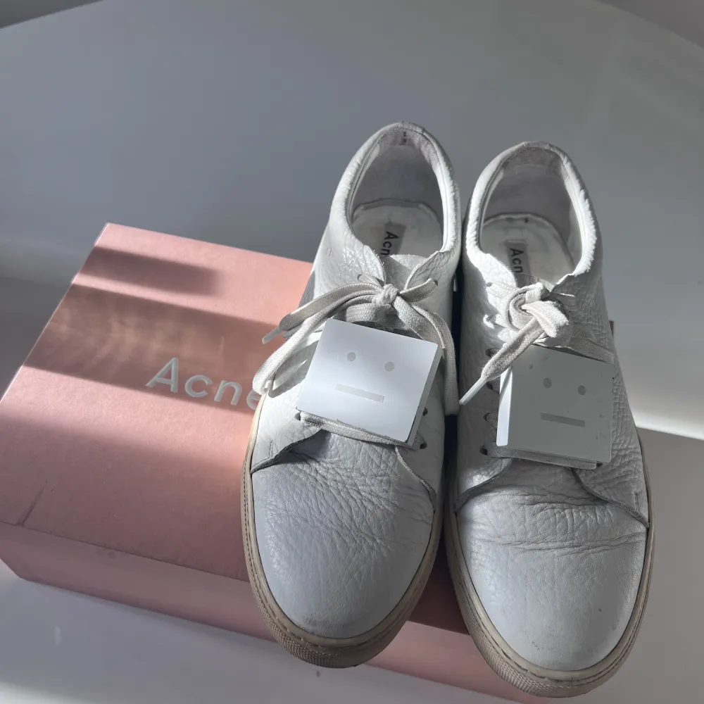 Jättefina acne sneakers i strl 41, nypris ca 4000kr. Denna modell med smileyn säljes inte längre. Bra skick! Kan definitivt gå ned i pris vid snabb affär! Orginallåda med dustbag tillkommer. Passar nog en 40 också.. Skor.