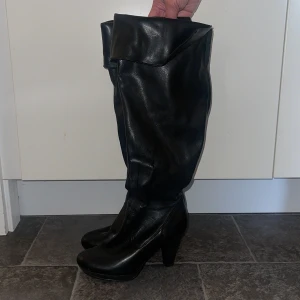 Stövlar - Overknee stövlar som används fåtal gånger och i mycket gott skick. Klackens höjd: 9cm