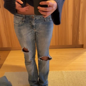 Jeans - säljer mammas gamla jeans!!🩷Fint skick och coola detajer (se bild tre)!! Kontakta för fler bilder eller frågor’