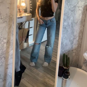 Zara mid Waits jeans  - Mid Waits jeans från zara. Storlek 34. Säljer då dom blivit för stora. Bra skick. 