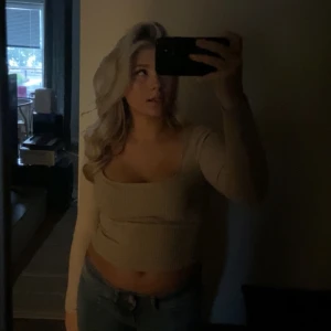 Beige topp - Tight beige ribbstickad topp