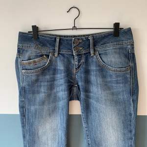 Perfekta jeansen! Säljer pga för långa. De är från Tommy Hilfiger och i nyskick! Nypris är runt 1000 kr❤️‍🔥 Low waist och bootcut!  Innerbenslängd: 87 cm Midjemått: ca 43 cm🙏🏼