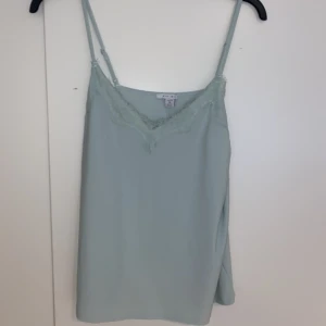 Mintgrönt linne  - Ett mintgrönt linne med spetskant upptill, somrigt och fint 🩵