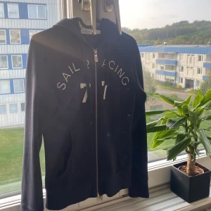 Sail racing hoddie - Zip-sailracing hoddie, använd några enstaka ggr men den är i nyskick💕