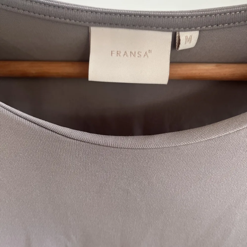 Snygg grått linne från Fransa. Aldrig använt skicket är som nytt🩶. Toppar.