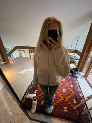 Hm jacka - Jättefin jacka från hm med teddypäls❤️ använd få gånger så i jätte bra skick! I barnstorlek 158/164 men passar mig som har xs/s