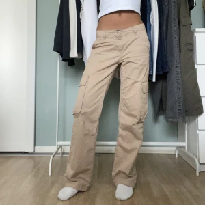 Cargo byxor - Är 165 cm för referens💗Midjemått på byxorna: 62 cm