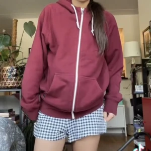 röd kofta - säljer denna oversized röda koftan då den aldrig kommer till användning❤️
