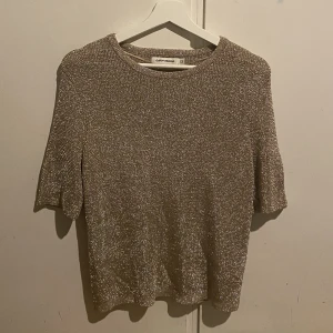 Stickad t shirt - Så snygg glittrig stickad t shirt från Carin Wester. Aldrig använd då den inte riktigt är min stil:(. Storlek XS🩷