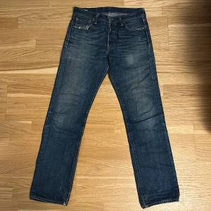 Blåa ”slitna” Levi’s 501 W30 L32 - Fräna Levis 501 med trasig look, W30 L32