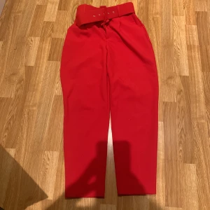 Zara kostymbyxor - Zara kostymbyxor med skärp i nu skick Eleganta fina i nyskick Passar xs-s