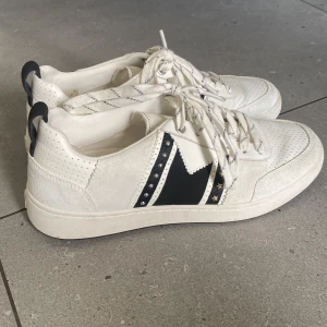 Maje skor - Säljer mina Maje Sneakers. Bara använt 1 gång o säljer då de inte kommer till användning. Extremt sköna för att vara sneakers. Storlek 40 men passar mig som har 38/39. Nypris 2100kr. Pris kan diskuteras
