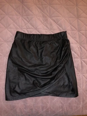 Kjol - Jätte fin skin kjol i storlek s använd bara två gånger, den sitter så fin på kroppen och jätte söt .