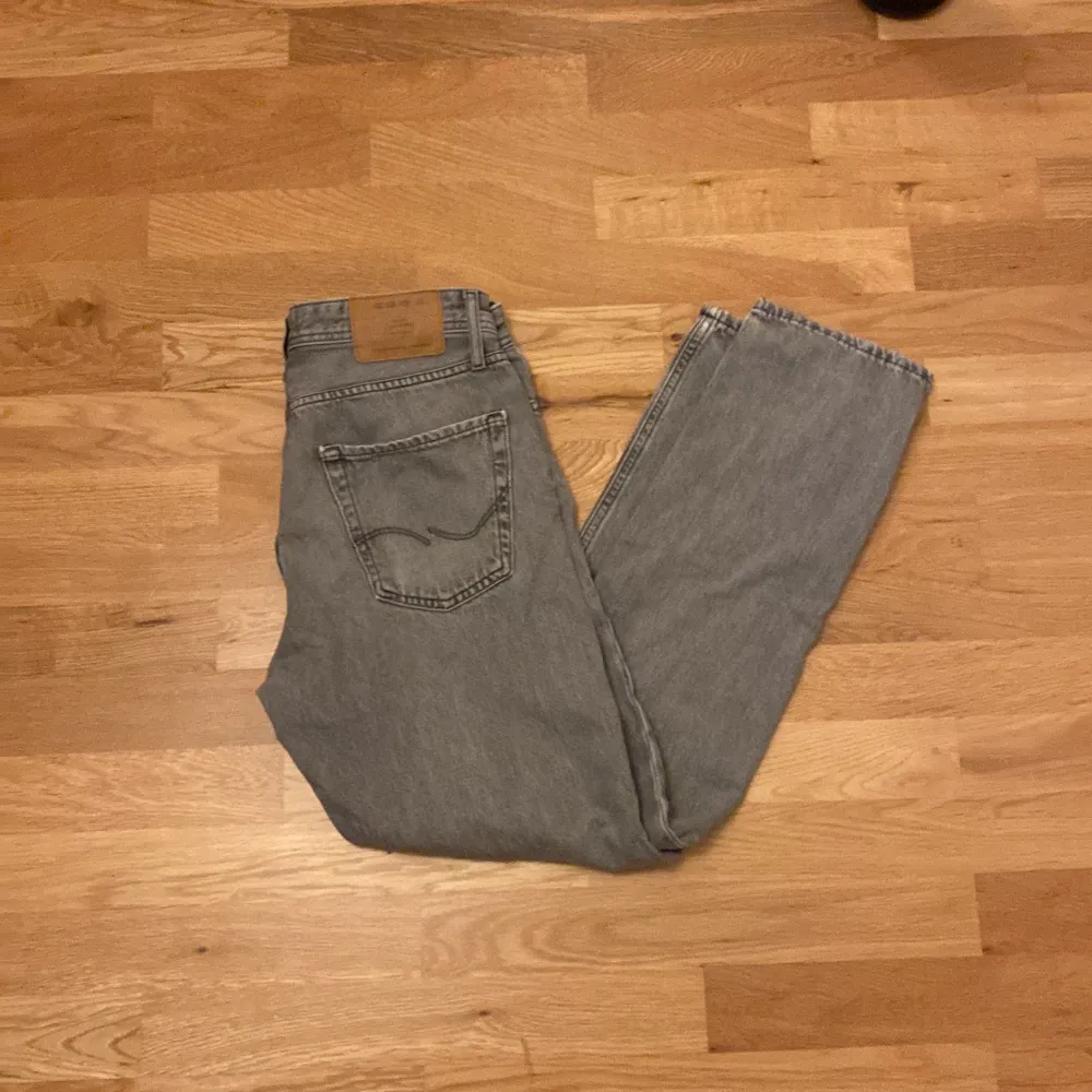 Säljer mina gråa Jack and Jones jeans då de blev för små. De är 30/32 loose/Chris. Måtten 40 cm rakt över midjan 99 cm ytterbenslängd 72 innerbenslängd. De sitter ganska tajt på mig. För referens är jag 171.. Jeans & Byxor.