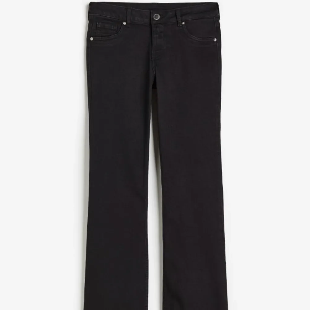 Low waist jeans från Hm i storlek 38 säljer då de ej passar för beställde fel storlek💞. Jeans & Byxor.