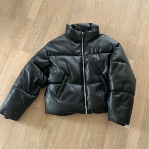 Jacka  - Säljer min vinterjacka från Gina. Använd fåtal gånger. Storlek S